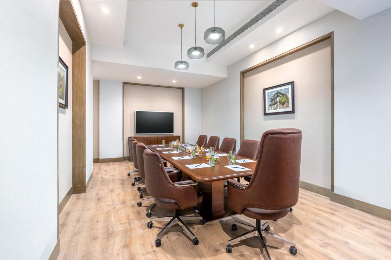 Vivanta Ahmedabad Sg Highway エクステリア 写真